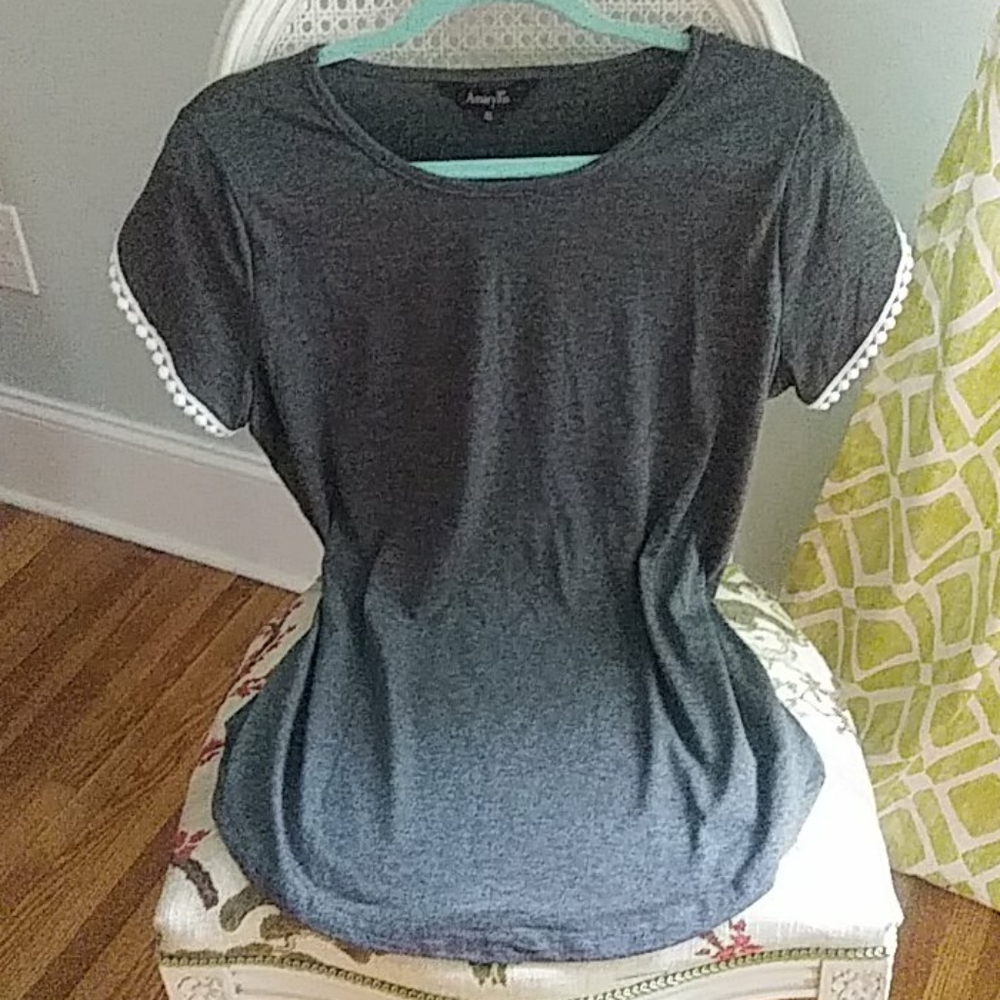 Scalloped hem grey top w/ sleeve details XL